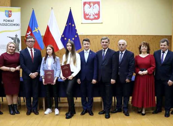 Stypendia Starosty Włoszczowskiego oraz uroczysta inauguracja działalności Młodzieżowej Rady Powiatu Włoszczowskiego